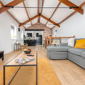 Stayright- 2 Bedroom House, Centrally Located & Close Walk To Centre Apartment