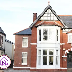 North Road - Perfectly Placed, Close To Town & Castle With Private Parking Apartment